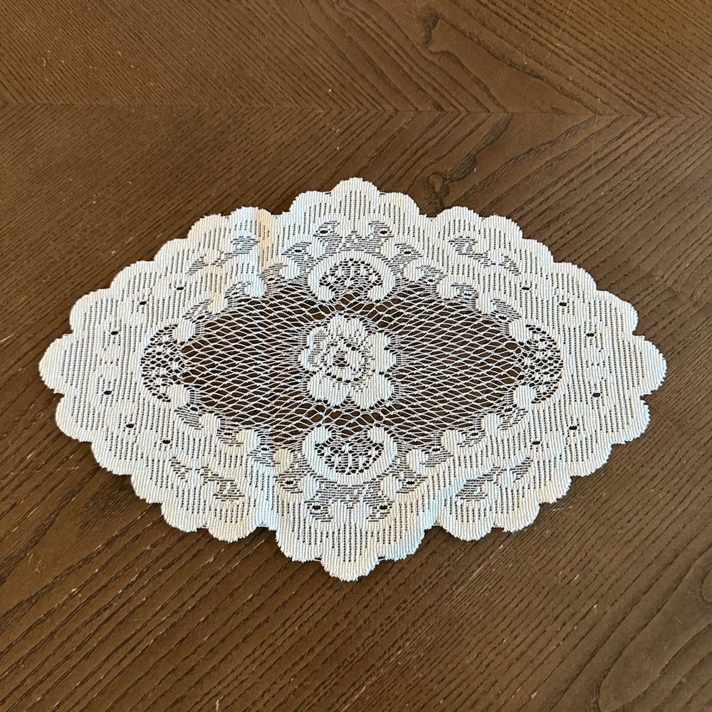 Vintage White Floral Lace Doily Scalloped Oval Table Runner Accent 14x10